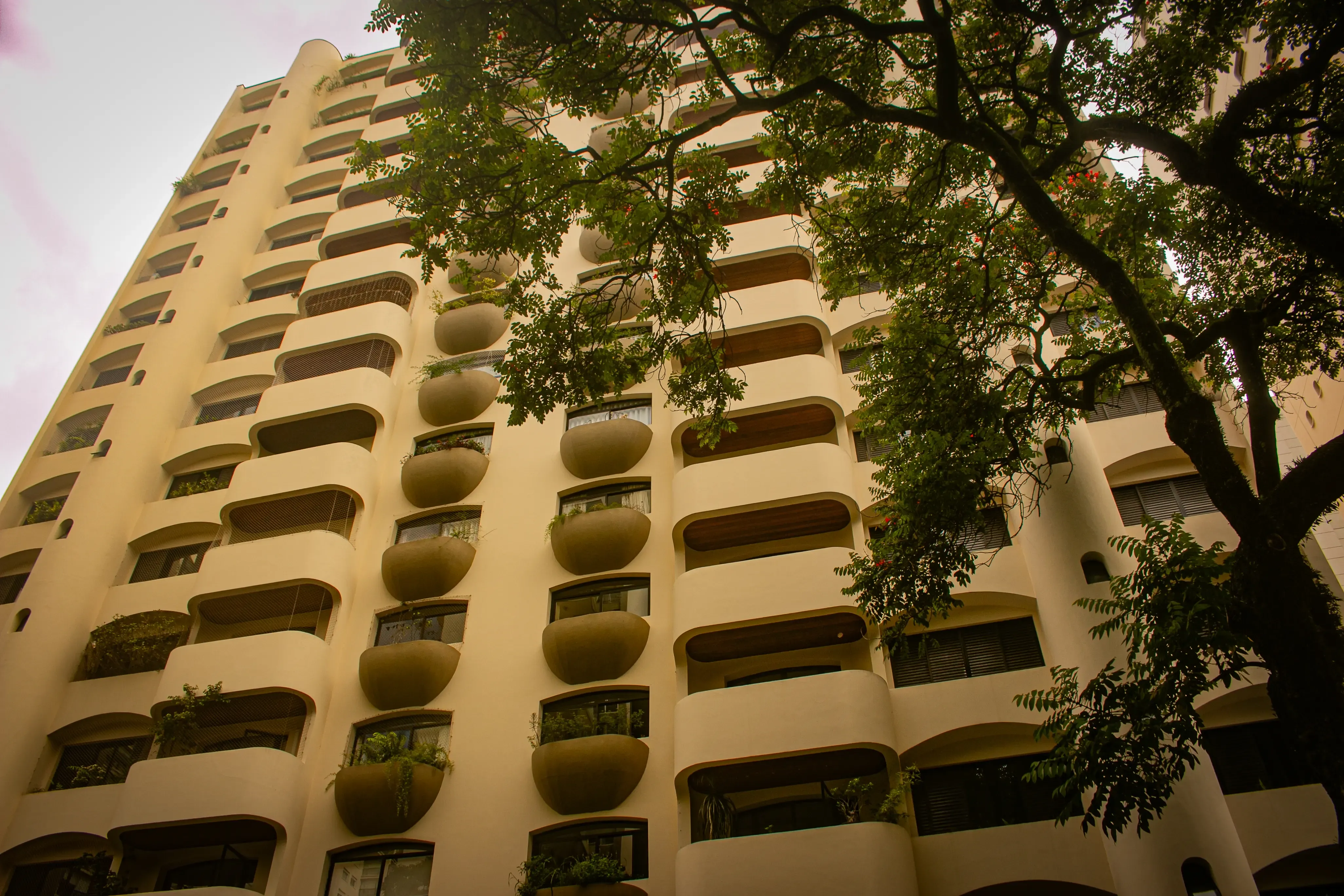 Curved-architecture residential building in Moema seen from below